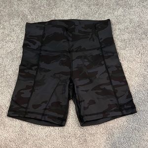 Lululemon Fast and Free High Rise 6” Shorts - Black Camo Size 6